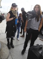 Queen Madonna wearing her grillz at Heathrow Airport, London - Reine (9)