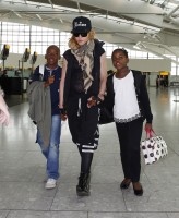 Queen Madonna wearing her grillz at Heathrow Airport, London - Reine (13)