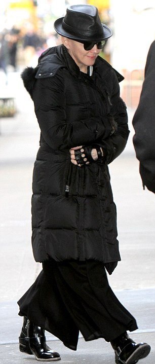 20130324-pictures-madonna-out-about-kabbalah-center-new-york-01.jpg