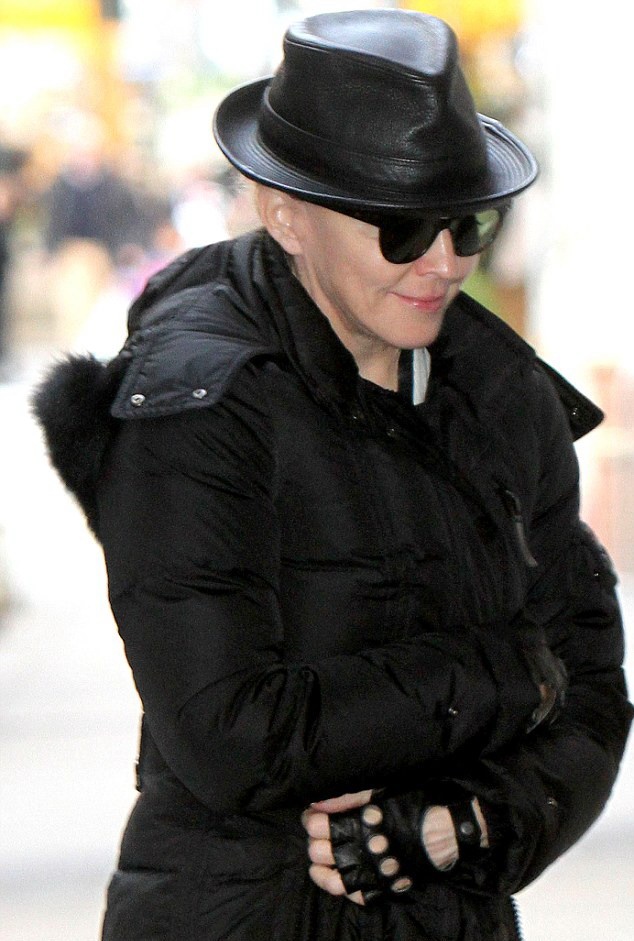 20130324-pictures-madonna-out-about-kabbalah-center-new-york-04.jpg