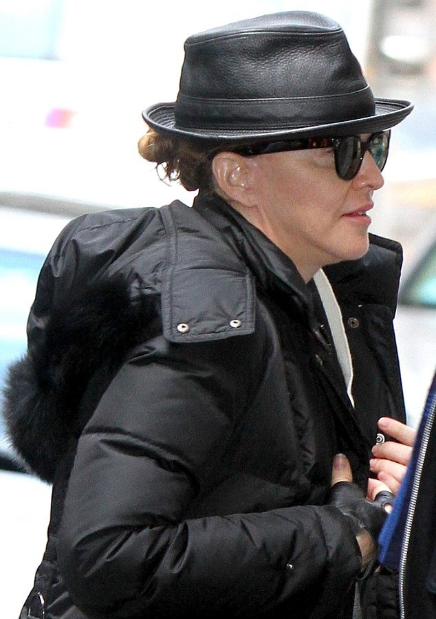 20130324-pictures-madonna-out-about-kabbalah-center-new-york-05.jpg
