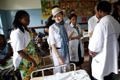 Madonna visiting the Elizabeth Central Hospital (4 April 2013) (21)