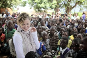 Madonna vistis Mkoko Primary School with family in Kasungu Malawi - 2 April 2013 (2)