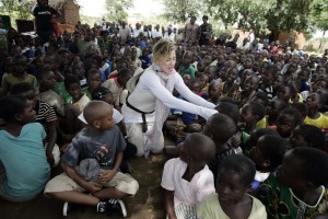 Madonna vistis Mkoko Primary School with family in Kasungu Malawi - 2 April 2013 (6)