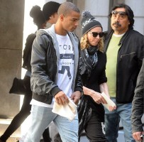 Madonna out and about, Kabbalah Centre, New York (1)
