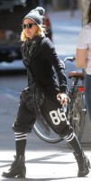 Madonna out and about, Kabbalah Centre, New York (3)