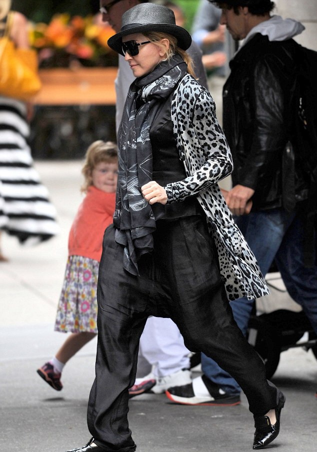 20130609-pictures-madonna-out-and-about-new-york-01.jpg