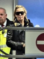 Madonna arriving at the Berlin airport - 18 October 2013 - Pictures (5)