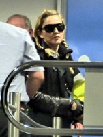 Madonna arriving at the Berlin airport - 18 October 2013 - Pictures (6)