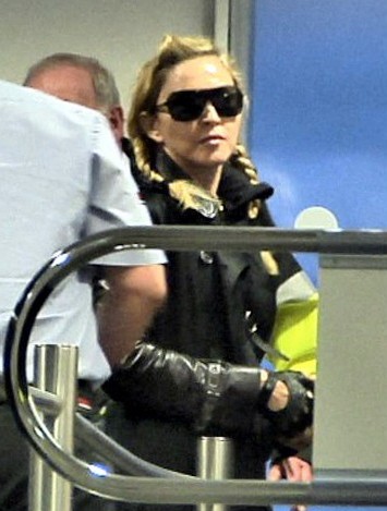 20131020-pictures-madonna-berlin-airport