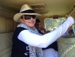 Madonna visits Ile à Vache with Sean Penn, Haiti - 26 November 2013 (1)