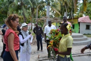 Madonna visits Ile à Vache with Sean Penn, Haiti - 26 November 2013 (7)