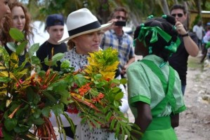 Madonna visits Ile à Vache with Sean Penn, Haiti - 26 November 2013 (9)