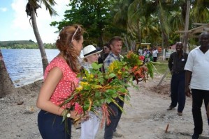 Madonna visits Ile à Vache with Sean Penn, Haiti - 26 November 2013 (11)