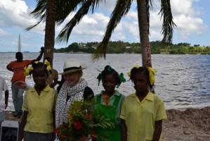 Madonna visits Ile à Vache with Sean Penn, Haiti - 26 November 2013 (12)