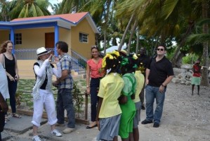 Madonna visits Ile à Vache with Sean Penn, Haiti - 26 November 2013 (13)