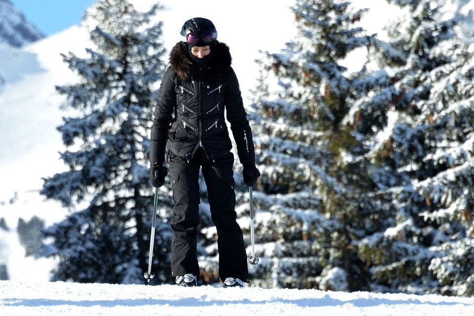 20131230-pictures-madonna-skiing-gstaad-
