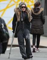 Madonna spotted on crutches in New York - 16 January 2014 (4)