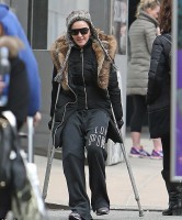 Madonna spotted on crutches in New York - 16 January 2014 (5)