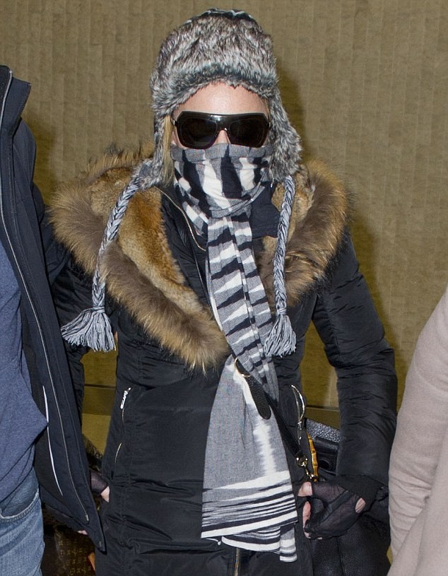20140122-pictures-madonna-new-york-jfk-a