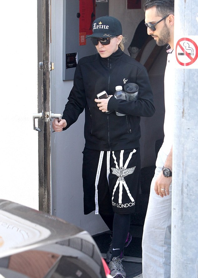 20140417-pictures-madonna-out-and-about-