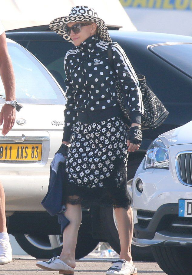 20140811-pictures-madonna-out-and-about-