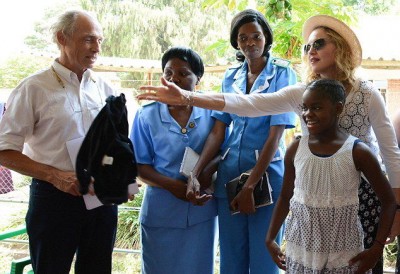 Madonna visits Queen Elizabeth Central Hospital in Blantyre, Malawi (4)