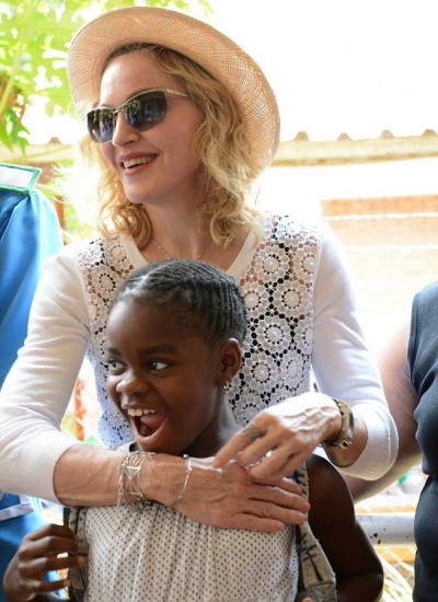 Madonna visits Queen Elizabeth Central Hospital in Blantyre, Malawi (6)