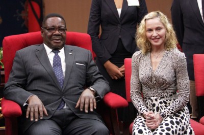 Madonna meets Malawi's president Peter Mutharika - 28 November 2014 (1)