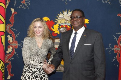 Madonna meets Malawi's president Peter Mutharika - 28 November 2014 (3)