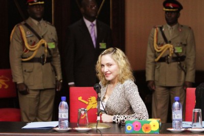 Madonna meets Malawi's president Peter Mutharika - 28 November 2014 (4)