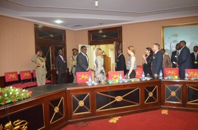 Madonna meets Malawi's president Peter Mutharika - 28 November 2014 (10)