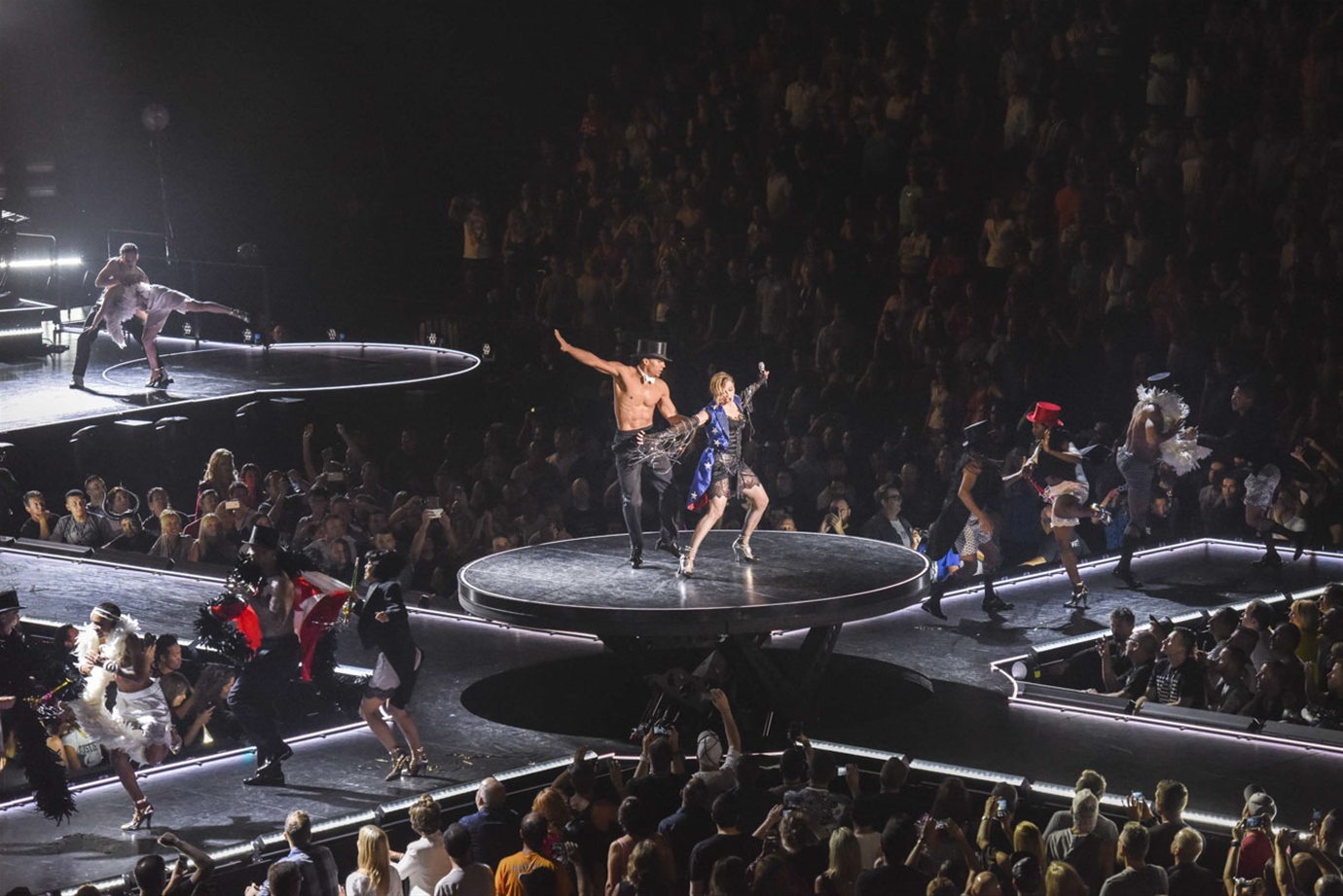 20150927-pictures-madonna-rebel-heart-tour-stage-10.jpg
