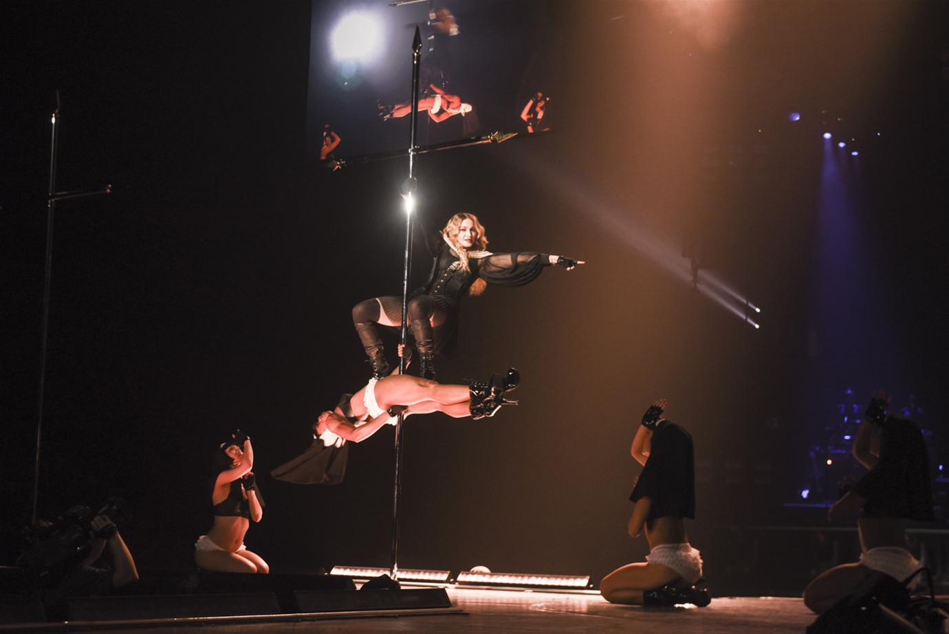 20150927-pictures-madonna-rebel-heart-tour-stage-13.jpg