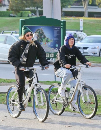 Madonna out and about in Vancouver - October 2015 - Pictures (3)