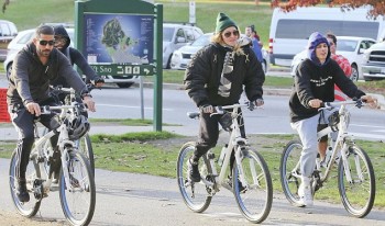 Madonna out and about in Vancouver - October 2015 - Pictures (4)