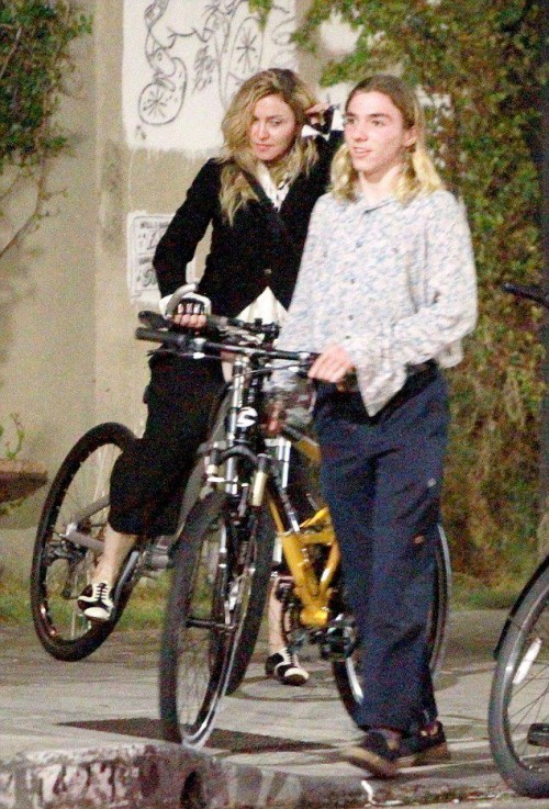 Madonna out and about in Los Angeles - 27 October 2015 - Pictures (4)
