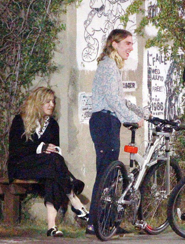 20151031-pictures-madonna-out-and-about-