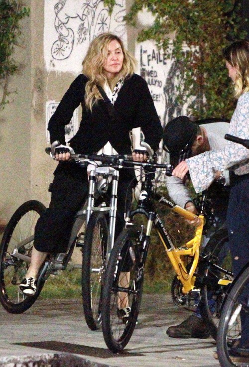 Madonna out and about in Los Angeles - 27 October 2015 - Pictures (6)