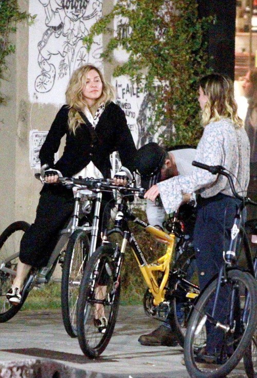 Madonna out and about in Los Angeles - 27 October 2015 - Pictures (8)