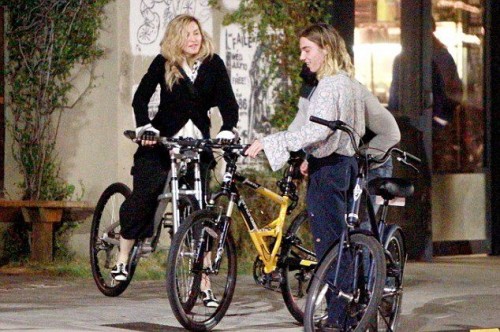 Madonna out and about in Los Angeles - 27 October 2015 - Pictures (10)
