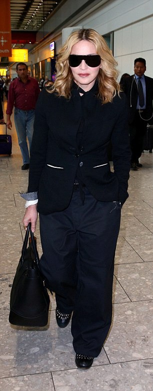 Madonna leaving New York, arriving in London Heathrow - 12 September 2016 (4)