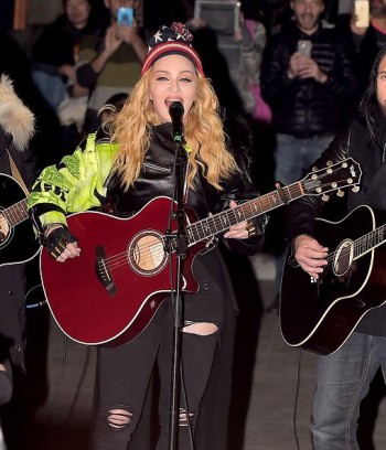 Madonna performs 5 acoustic songs at Washington Square Park  New York (14)