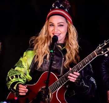 Madonna performs 5 acoustic songs at Washington Square Park  New York (40)