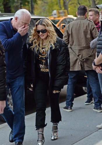 Madonna shooting "Carpool Karaoke" video with James Corden, New York 16 November 2016 (8)