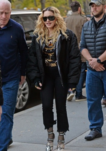 Madonna shooting "Carpool Karaoke" video with James Corden, New York 16 November 2016 (11)
