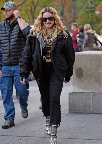 Madonna shooting "Carpool Karaoke" video with James Corden, New York 16 November 2016 (13)