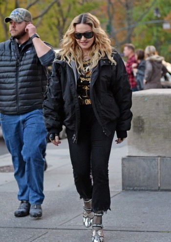 Madonna shooting "Carpool Karaoke" video with James Corden, New York 16 November 2016 (14)