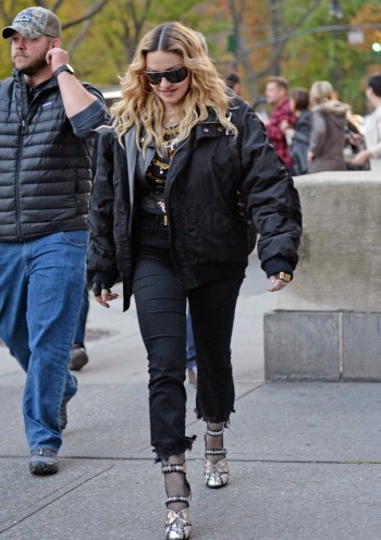 Madonna shooting "Carpool Karaoke" video with James Corden, New York 16 November 2016 (16)