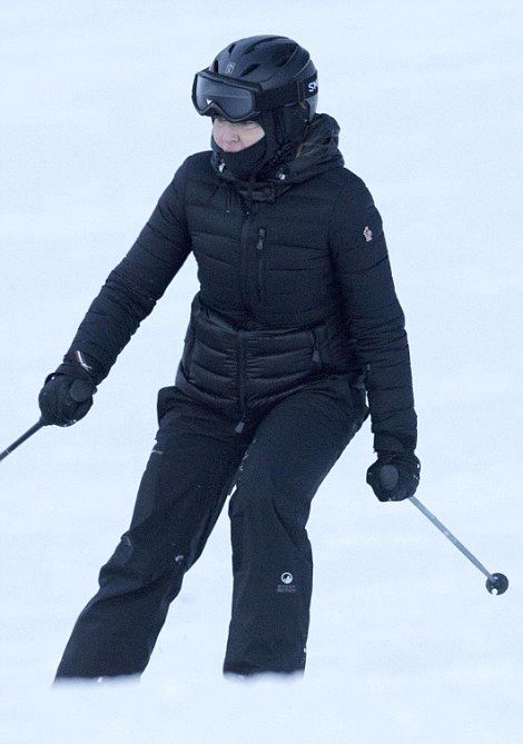 Madonna skiing in Verbier, Switzerland - 29 December 2016 - Pictures (2)